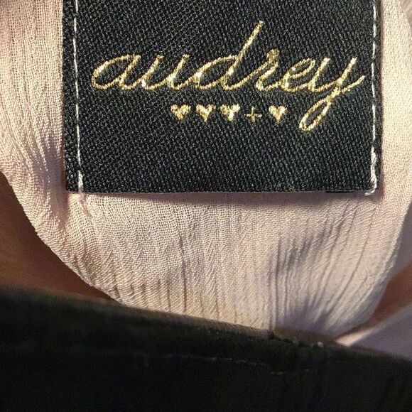 Blouse sweet A little flowing crop top. By Audrey Size or small - Picture 3 of 4